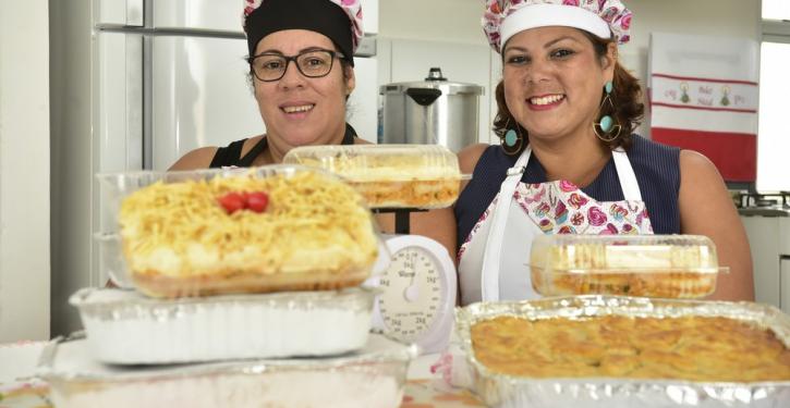 Alessandra de Oliveira (azul escuro) e Silvana de Oliveira (preto), fazem e vendem tortas, empadões e lasanhas no condomínio onde moram (Foto: Edson Chagas/ A Gazeta)