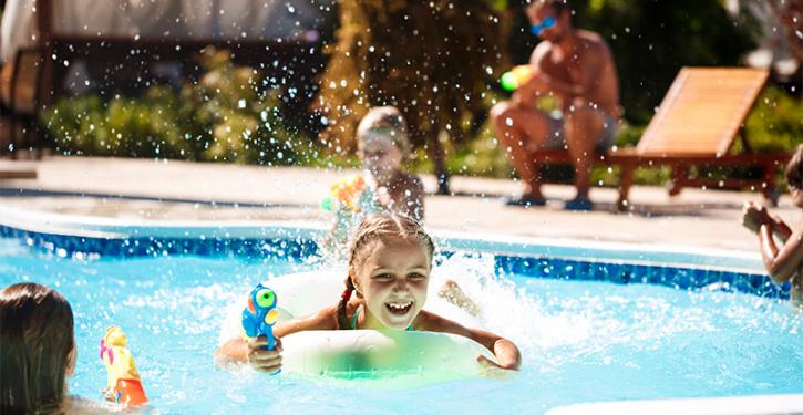 As piscinas merecem atenção especial: faça a manutenção preventiva no sistema de filtragem e nos ralos antissucção para a segurança das crianças