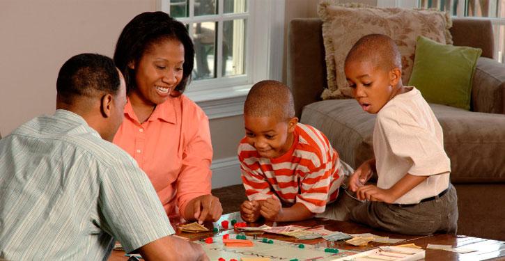 Confira brincadeiras para pais e filhos se divertirem em casa ou no condomínio