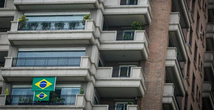 É permitido aos moradores colocar bandeiras do Brasil ou de partidos políticos nas janelas e sacadas dos apartamentos?