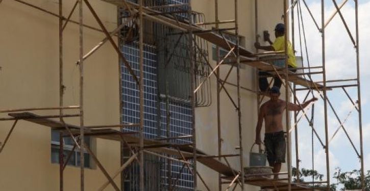 Trabalhadores ficam presos em andaime no bairro Itacorubi, em Florianópolis