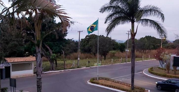 Instalação de bandeira do Brasil em condomínio do DF gera polêmica entre moradores