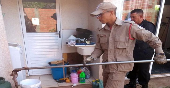 Bombeiros capturam jiboia em casa de condomínio fechado | Foto: 3° Batalhão de Bombeiros Militar