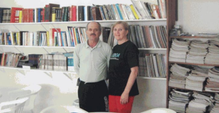 Condomínio em São José mantém biblioteca comunitária