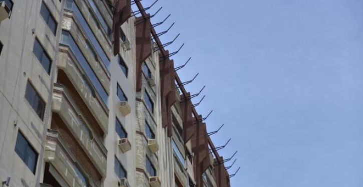Adornos de prédio em Balneário Camboriú correm risco de desabar